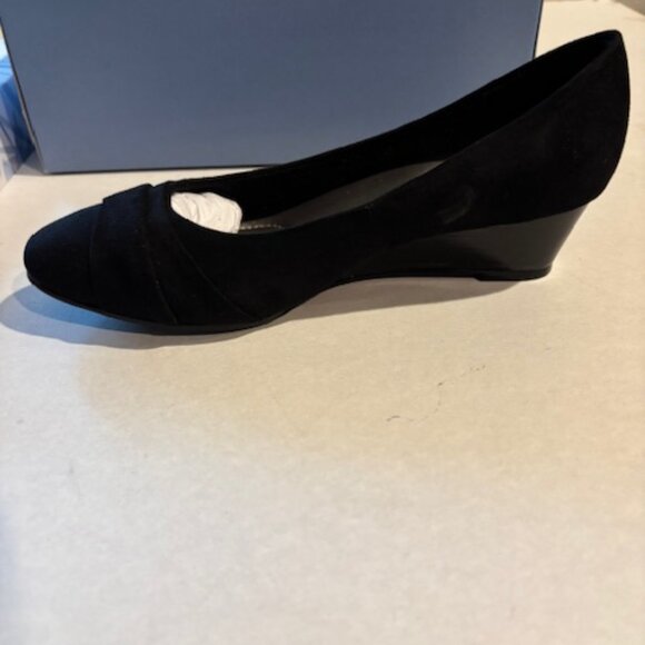Abella Women's Size 7.5 M Black Fabric Upper Slip-on Wedge Shoe 1.75" Heel NEW - Picture 2 of 7